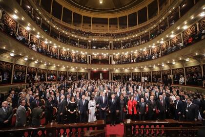 Vista del teatro colmado de invitados