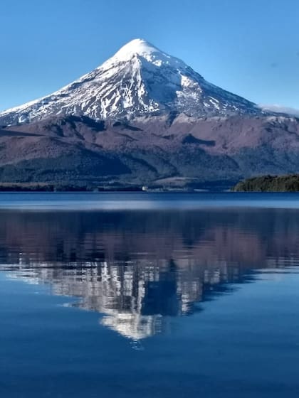 Vista del volcán Lanín desde el agua
