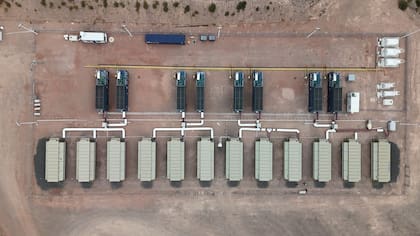Vista desde arriba de los 12 módulos de cómputo modular (MDC), con ocho generadores eléctricos de 1,5 MW cada uno, que utiliza Unlocking para minar criptomonedas en Vaca Muerta