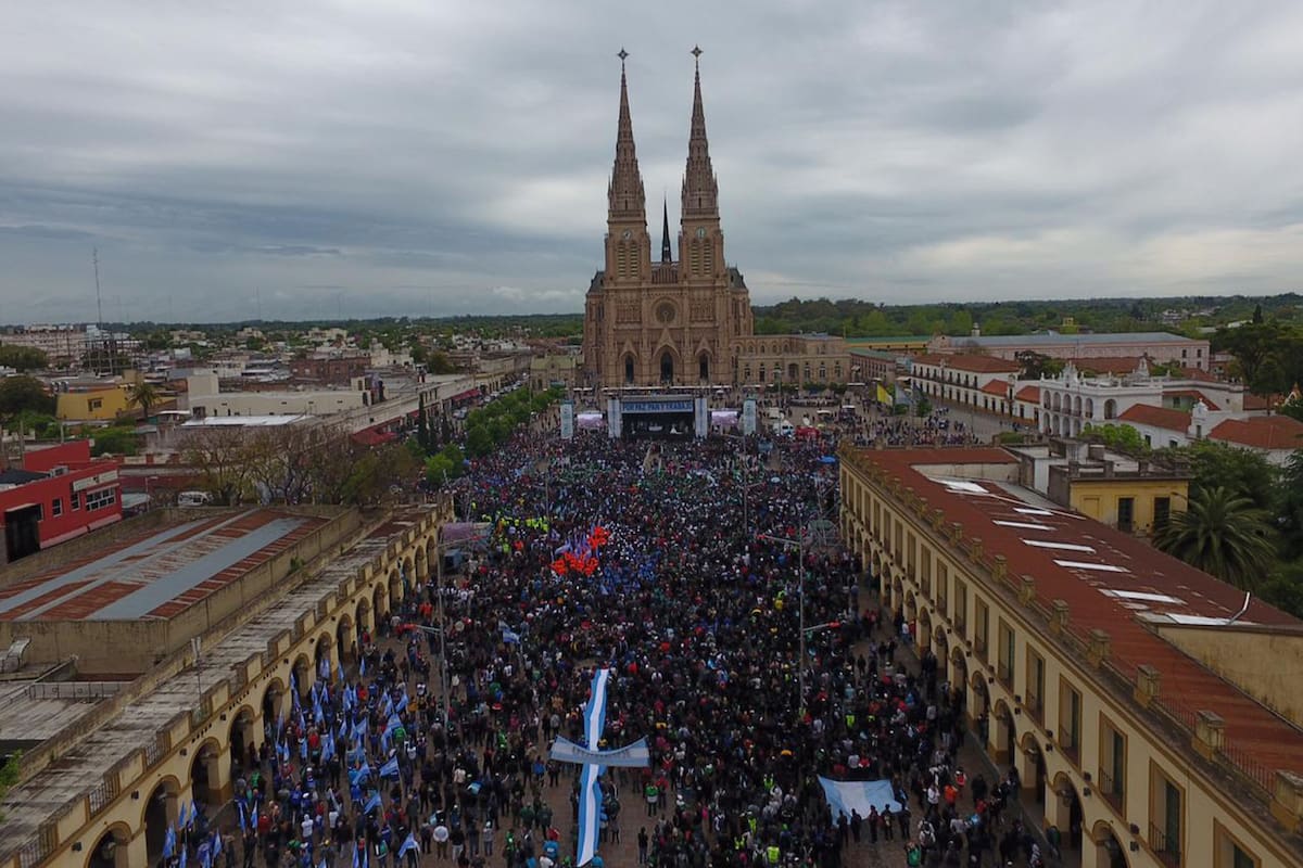 Vista desde el drone de LA NACION de la misa en Luján