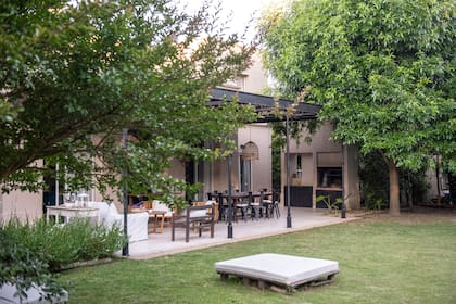 Vista desde el jardín a la galería de la casa
