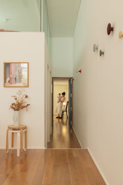 Vista desde el living hacia la suite principal. Al pasillo dan el cuarto de Fausto y su baño, al que pueden acceder también las visitas.