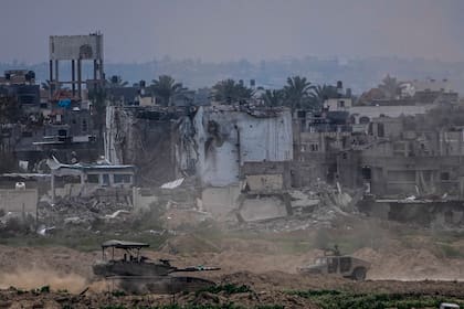 Vista desde el sur de Israel, de soldados israelíes operando en la Franja de Gaza, el 13 de febrero del 2024. (Foto AP/Ariel Schalit)