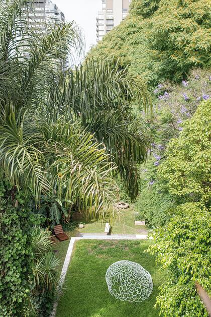 Vista desde el taller de Celina, que está en la parte más alta de la casa. Desde allí se ve otra obra de la serie Crisálidas y el marco verde que rodea al jardín