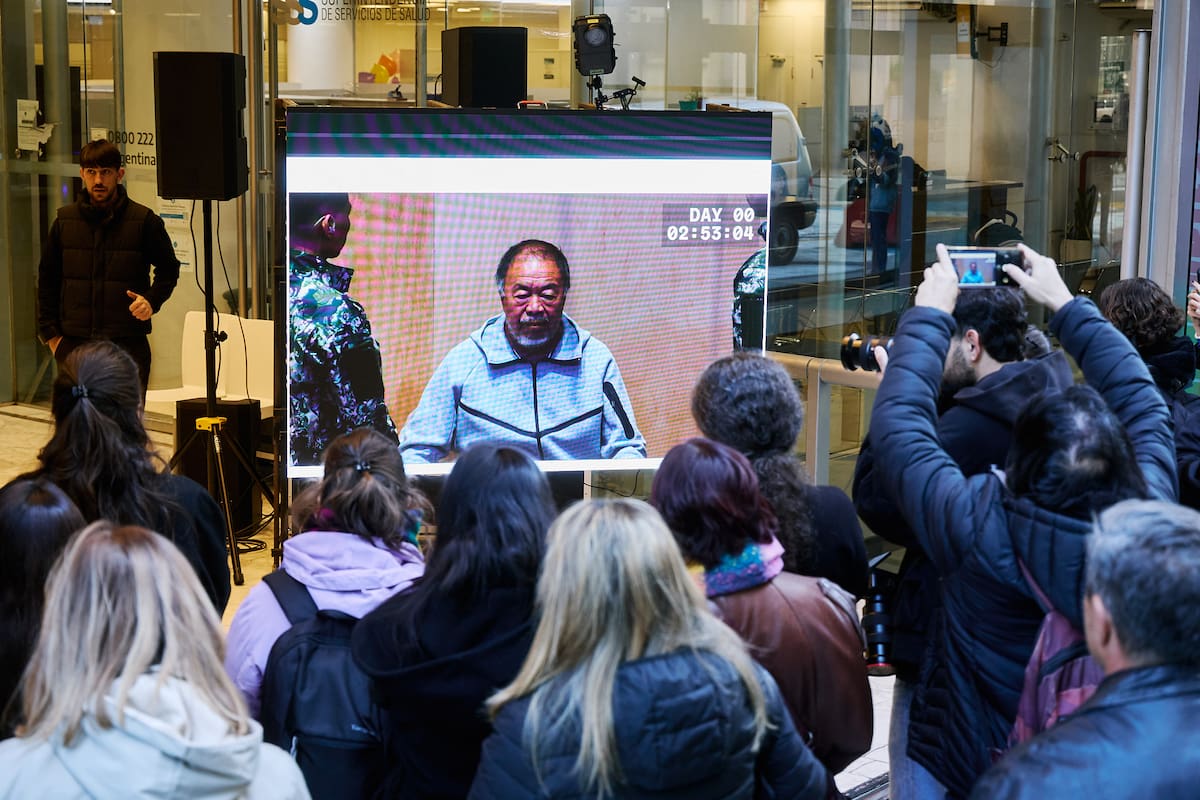 Vista desde la entrada de Arthaus de la transmisión en vivo de la performance "Sewing a Button", de Ai Weiwei