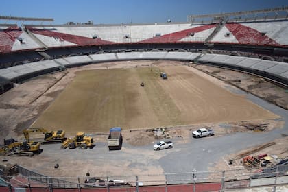 La vista desde la tribuna Popular de los cambios que ya se van descubriendo en el nuevo césped del Monumental.