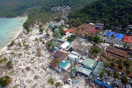 Vista desde un helicóptero del daño causado por el tsunami en la isla de Phi Phi, al sur de Bangkok, el 29 de diciembre de 2004.