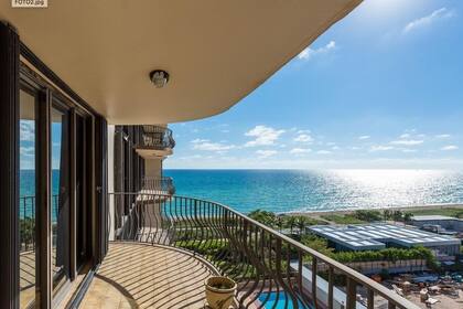 Vista desde una de las torres del condominio Champlain Towers en Surfside, Miami