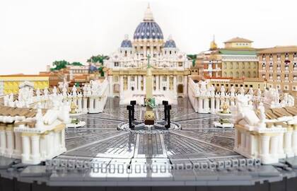 Vista destacada de la Plaza de San Pedro reconstruida en su versión LEGO