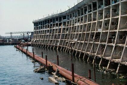 Vista detallada de uno de los edifcios de viviendas de Neft Dashlari. Foto tomada en 1997.