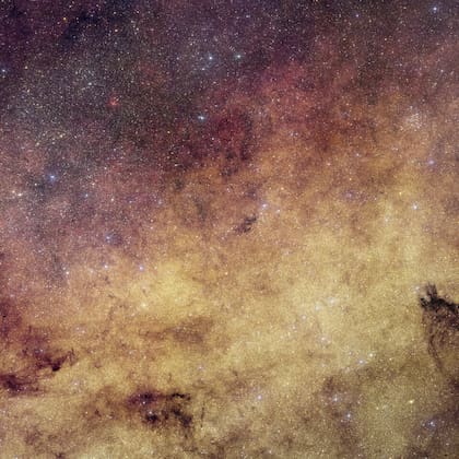 Vista detallada del centro de la galaxia captada por Euclid, con millones de estrellas y regiones de gas y polvo interestelar
