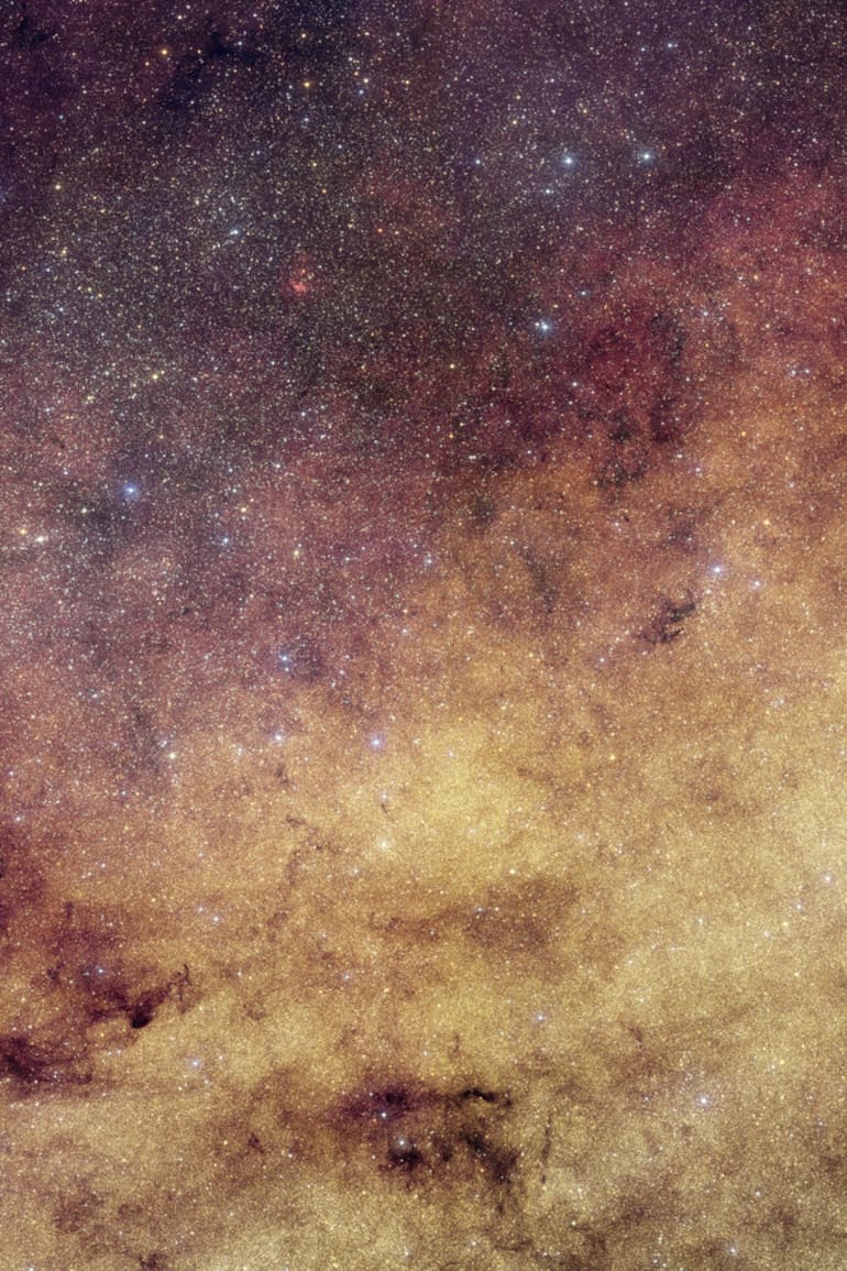 Vista detallada del centro de la galaxia captada por Euclid, con millones de estrellas y regiones de gas y polvo interestelar