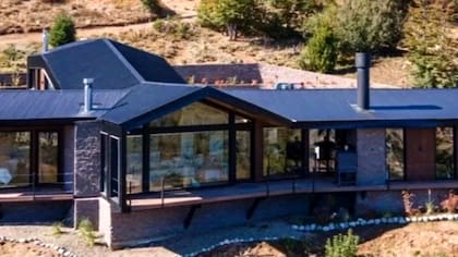 Vista exterior de la mansión, rodeada de naturaleza y con vistas panorámicas al paisaje de Bariloche