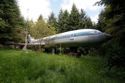 Vista exterior del Boeing 727 instalado en medio del bosque, en un terreno de casi cuatro hectáreas en Hillsboro, Oregón