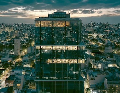 Vista exterior del edificio Qiub, en cuyo rooftop funciona Trade Sky Club