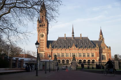 Vista exterior del Palacio de la Paz, que alberga la Corte Internacional de Justicia, en La Haya, Holanda, el lunes 18 de febrero de 2019. (AP Foto/Peter Dejong, Archivo)