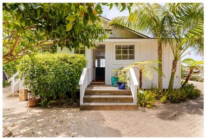 Vista frontal de la casa de invitados de Ashton Kutcher y Mila Kunis, publicada en Airbnb