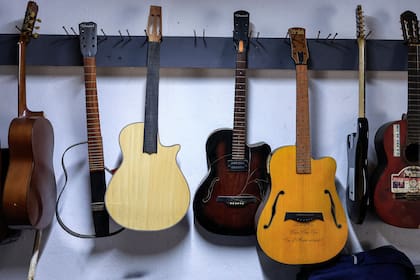 Vista general de algunas guitarras expuestas en el taller de Clovis Tchoufack en Duala, el 17 de agosto de 2025
