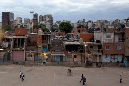 Vista general de las casas y edificios de la villa 31, con los rascacielos del centro de la ciudad de fondo