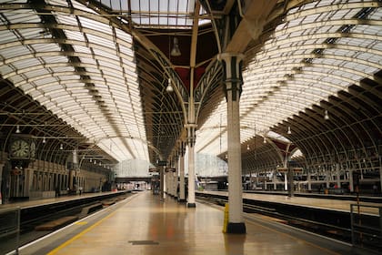 Vista general de un andén vacío en la estación de Paddington en Londres, mientras los miembros del sindicato de Ferrocarriles, Marítimos y Transporte comienzan su huelga nacional el 21 de junio de 2022.