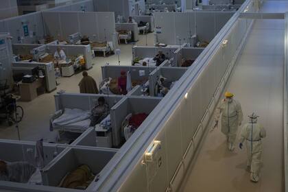 Vista general de un hospital temporal para pacientes con coronavirus establecido en el Centro de Convenciones y Exposiciones Sokolniki en Moscú, el 9 de noviembre de 2020.