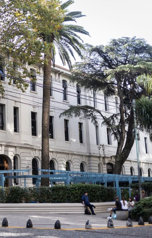 Vista general del edificio histórico ubicado entre Arévalo y Nicaragua, hoy integrado a un complejo de usos mixtos, rodeado por arbolado y estructuras contemporáneas