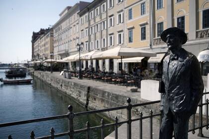 Vista general del Ponte Rosso, donde se encuentra la estatua de James Joyce, en Trieste, Italia.