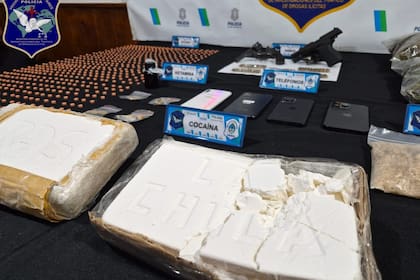 Vista general del secuestro: pastillas de éxtasis, cocaína, marihuana, ketamina, armas y teléfonos celulares
