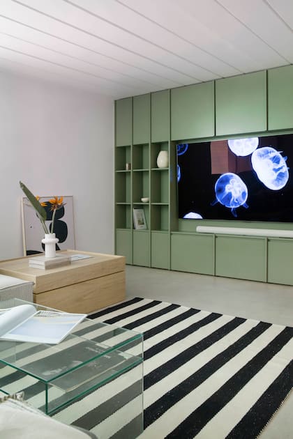 Vista hacia el mueble que aloja la pantalla, diseño de Plök.