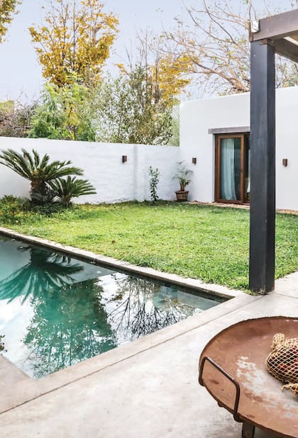 Vista hacia la casa y el pequeño jardín.