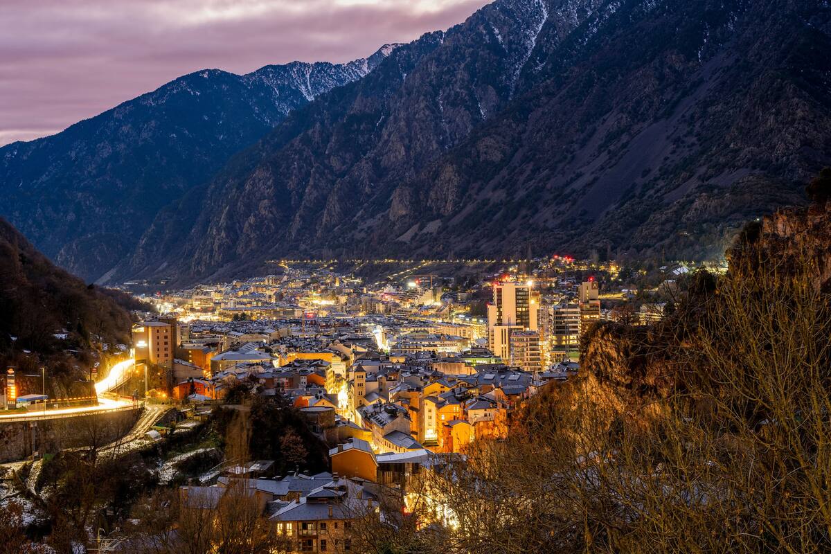 Vista nocturna de Andorra La Vella