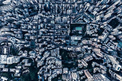 Vista nocturna de Hong Kong, donde una propiedad puede llegar a costar más de US$100 millones