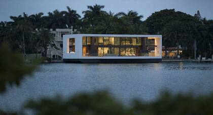 Vista nocturna de la casa flotante en Miami