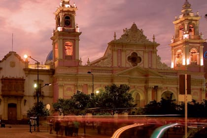 Vista nocturna de la plaza 9 de Julio, la principal de la ciudad de Salta, con su imponente Basílica
