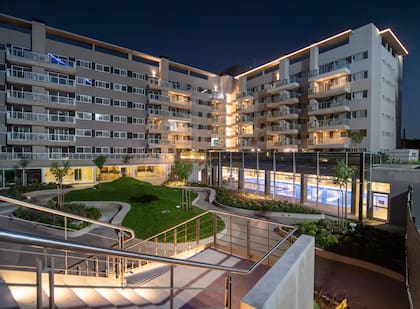 Vista nocturna del complejo, que ya cuenta con más del 80% de sus unidades vendidas
