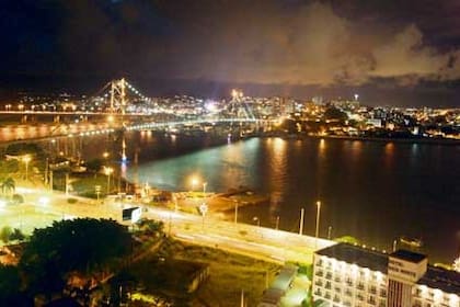 Vista nocturna del puente colgante Hercilio Luz, en Florianópolis, que conecta la isla con el continente