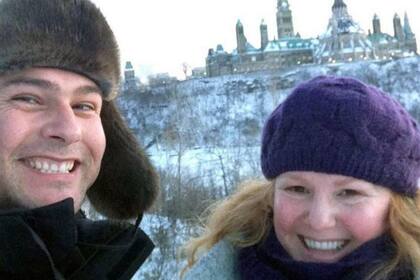 Vista opuesta de la Colina del Parlamento en Ottawa en 2013. Jesse y Lucie vinieron aquí en su primera cita y regresan cada año "para recordar lo lejos que hemos llegado"