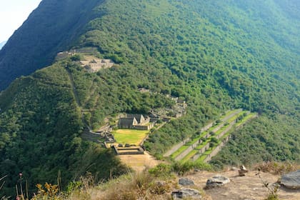 Vista panorámica de Choquequirao, un sitio arqueológico inca en Perú, similar en estructura y arquitectura a Machu Picchu