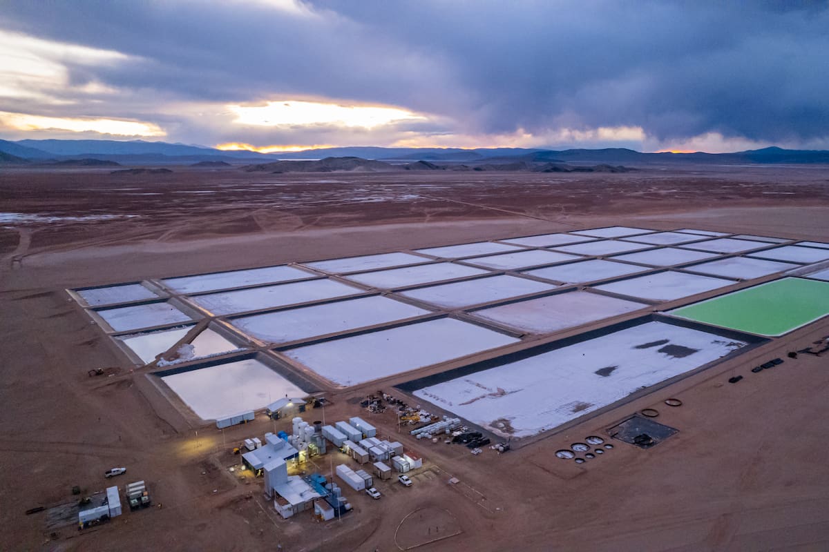 Vista panorámica de las piletas de evaporación de salmuera, en Sal de Vida, Catamarca