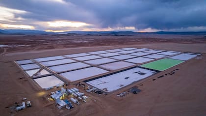 Vista panorámica de las piletas de evaporación de salmuera, en Sal de Vida, Catamarca