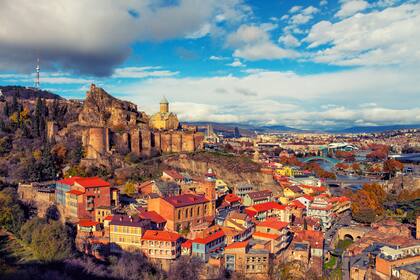 Vista panorámica de Tiflis, capital de Georgia, que ofrece visas de un año para nómadas digitales