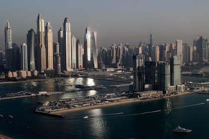 Vista panorámica del distrito Marina desde el mirador Palm Jumeirah en Dubai, Emiratos Árabes Unidos (AP Foto/Kamran Jebreili)