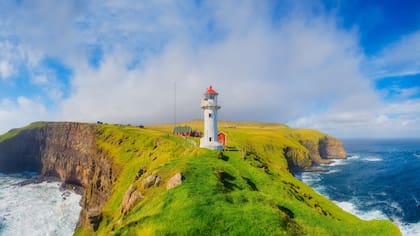 Vista panorámica del Faro de Akraberg, Isla Suduroy, Islas Feroe, Dinamarca. El Faro está en la cima de la montaña y Dinamarca es el segundo país con mejor calidad de vida