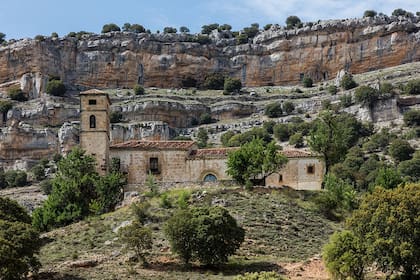 Vista panorámica del monasterio de La Monjía, que se vende con las 325 hectáreas lindantes (Idealista)