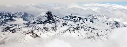 Vista panorámica del volcán Tupungatito colindante del Tupungato, que es la montaña sobresaliente