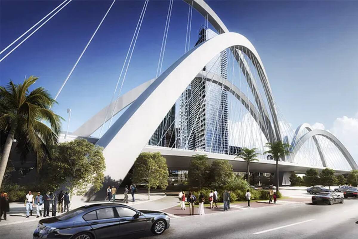 Vista parcial del corredor peatonal y escultura en Biscayne Boulevard