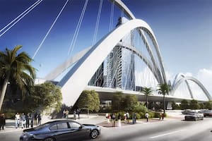 Vista parcial del corredor peatonal y escultura en Biscayne Boulevard