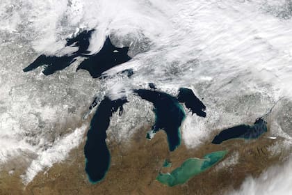 Vista satelital de la nieve que cubre la zona de los Grandes Lagos en la frontera con Canadá
