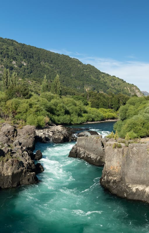 Vista sobre el río Futaleufú desde el puente Gélvez, que baja acelerado y encajonado.