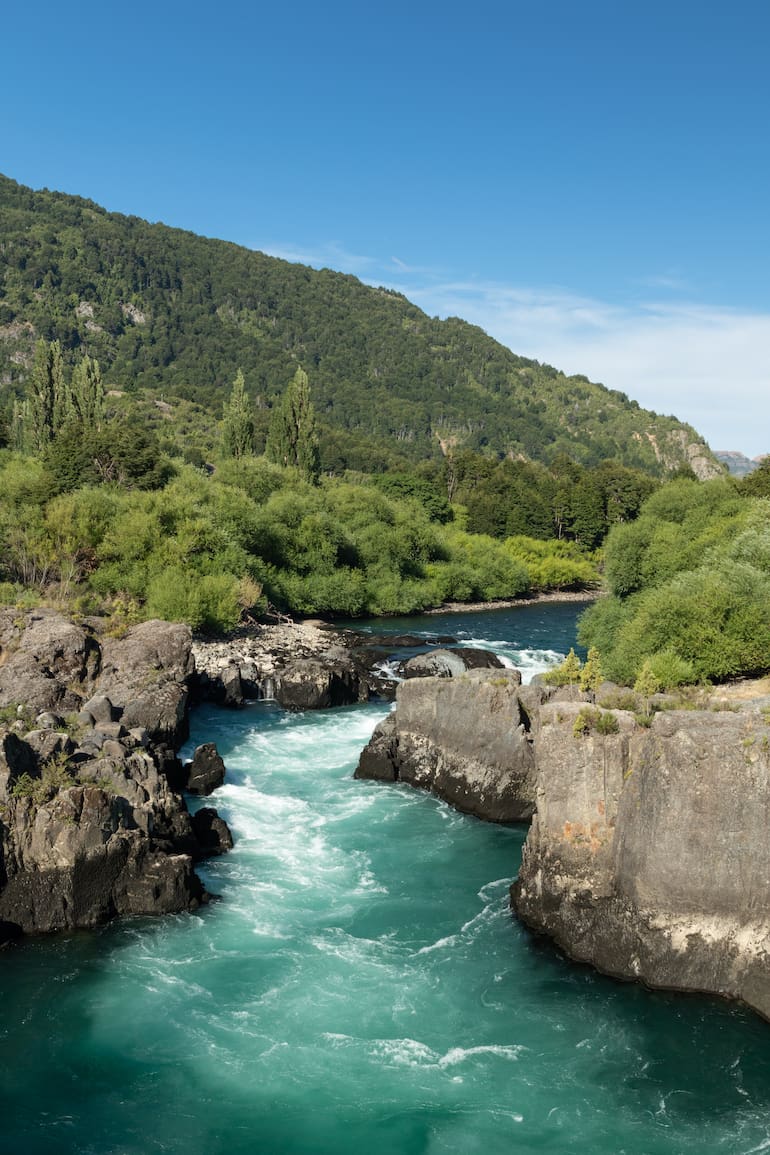 Vista sobre el río Futaleufú desde el puente Gélvez, que baja acelerado y encajonado.